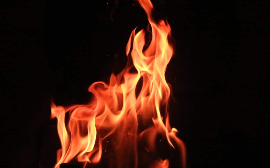 Feuer und Flamme vor dunklem Hintergrund