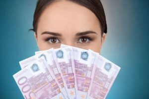 500 Euro Scheine und Frau