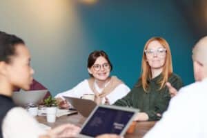 Frauen und Männer im Teammeeting